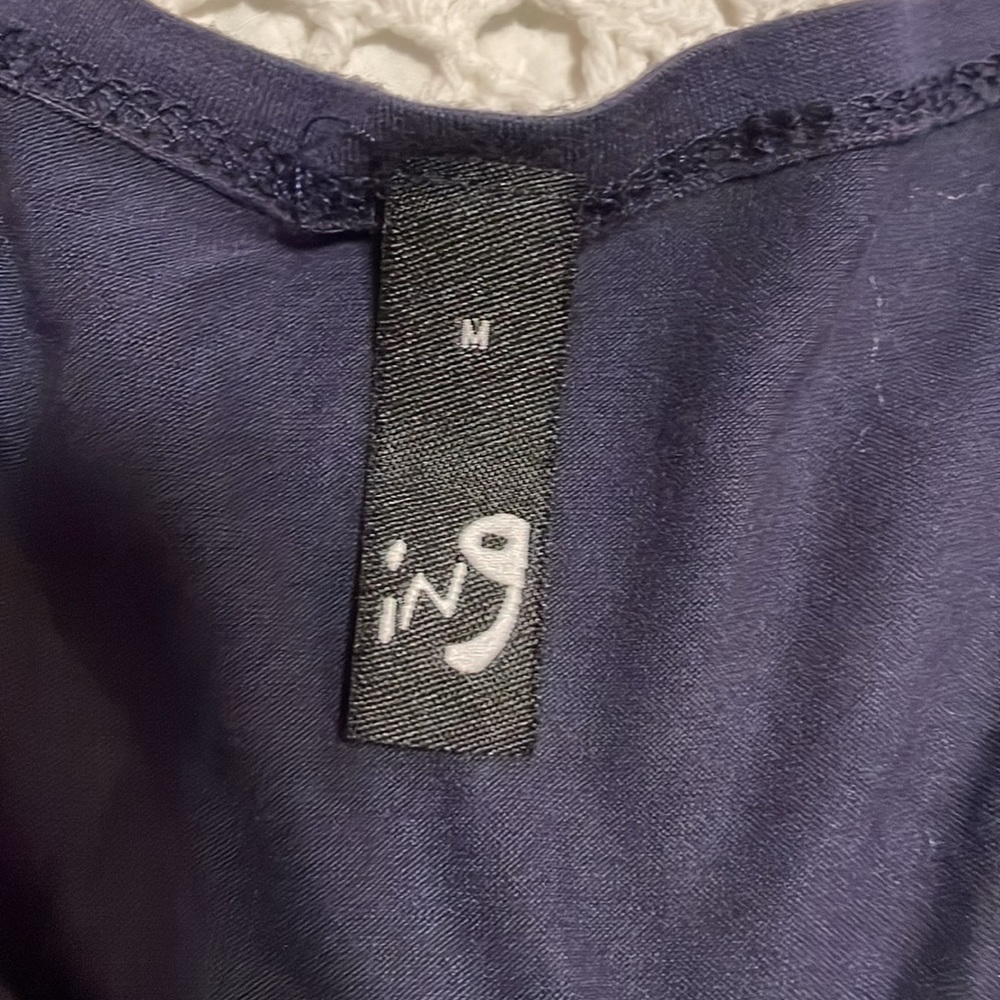 Form fitting cute top - Picture 4 of 4